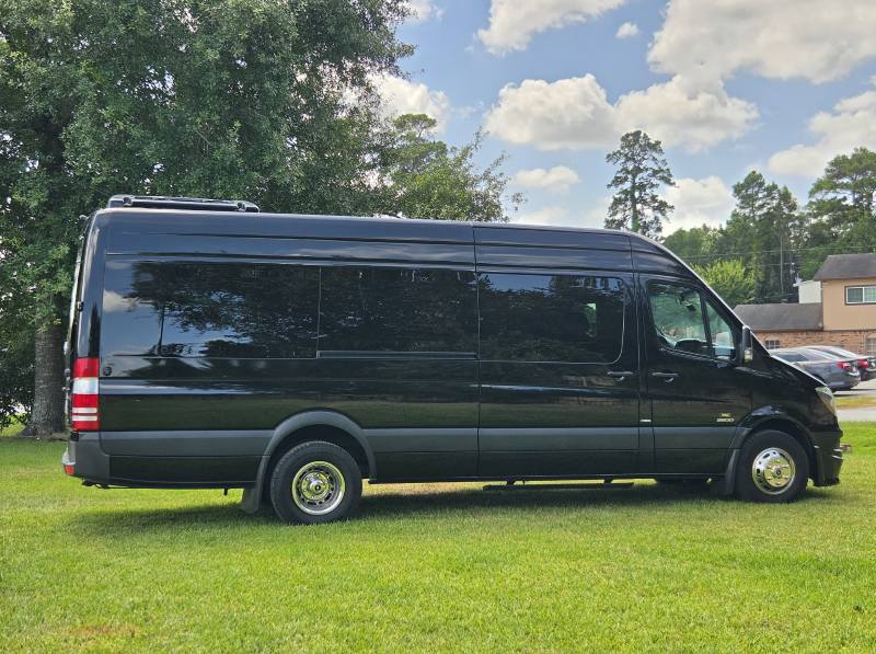 Luxury_CNS Limo-12pax Limo Sprinter